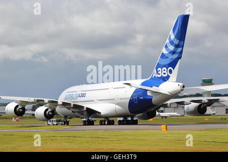 Der Airbus A380 F-WWDD angezeigt seiner beeindruckenden Wendigkeit auf der Farnborough Airshow Stockfoto