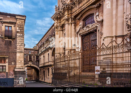 Italien-Sizilien-Catania Via Crociferi - Kirche St.. Benedetto und Triumphal Bogen von San Benedetto Stockfoto