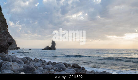 Felsen im Meer Stockfoto