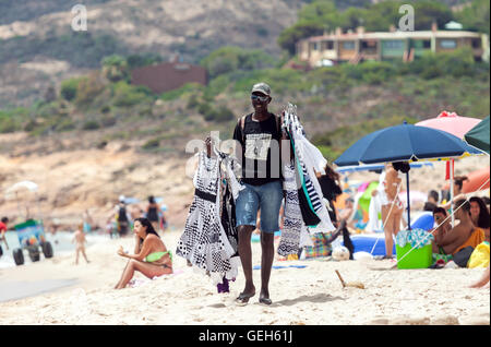 Schwarzer Mann, Verkauf von Kleidung in Santa Margherita di Pula Strand in Sardinien, Italien Stockfoto