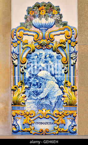 Portugal, Douro-Tal: Historische Fliesen Bild (Azulejos) des Bahnhofs in Pinhao Stockfoto