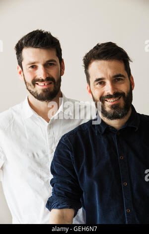 Porträt von zwei bärtige Männer, die in die Kamera Lächeln. Stockfoto
