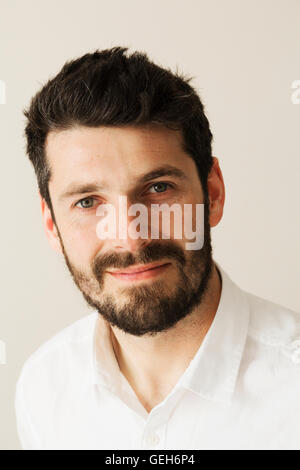 Porträt eines bärtigen Mannes lächelnd in die Kamera. Stockfoto