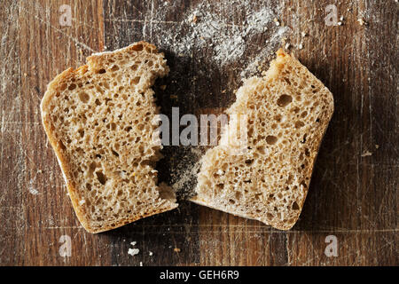 Nahaufnahme von einem frisch gebackenen Stück Brot. Stockfoto