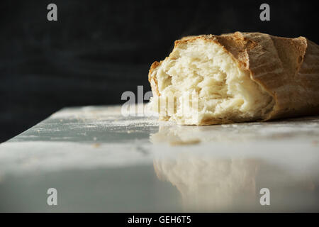 Nahaufnahme von einem frisch gebackenen Brot. Stockfoto