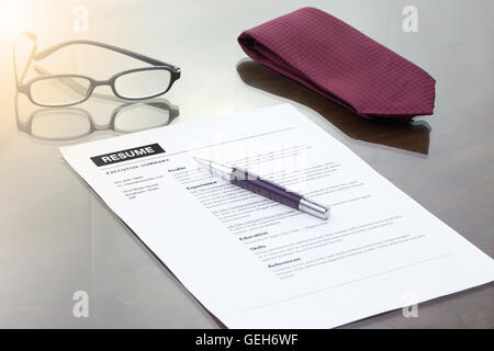 Fortsetzen Sie Informationen, mit Stift, Krawatte und Gläser. Stockfoto