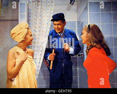 Peter Weck in der Dusche. Szene Mit Den Zwillingen Ulli Und Gaby König. Lokalen Caption *** 1971, 1970er, Das Haut Den Stärksten Zwilling Um, Dusche, Film, Ulli Und Gaby Koenig, Recht, Das Haut Den Stärksten Zwilling Um Stockfoto