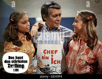 Peter Weck Und sterben Zwillinge Ulli Und Gaby König in Einer Szene *** lokalen Caption *** 1971, 1970er, Das Haut Den Stärksten Zwilling Um - Hr-Foto, Film, Küchenschürze, Ulli Und Gaby Koenig, Recht, Das Haut Den Staerksten Zwilling Um Stockfoto