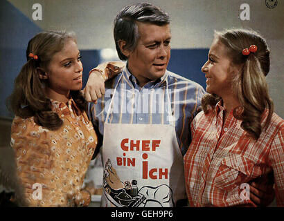Peter Weck Mit Küchenschürze in Einer Szene Mit Den Zwillingen Ulli Und Gaby König. Lokalen Caption *** 1971, 1970er, Das Haut Den Stärksten Zwilling Um - Hr-Foto, Film, Ulli Und Gaby Koenig, Recht, Das Haut Den Staerksten Zwilling Um Stockfoto