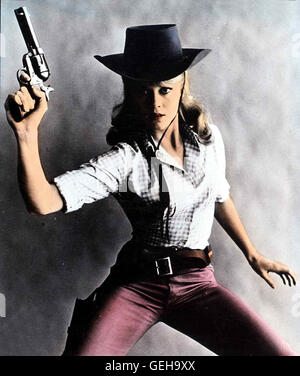 Jane Fonda Cat (Jane Fonda) Greift Auch Selbst Zur Waffe. Lokalen Caption *** 1965, 1960er, 1960er Jahre, Cat Ballou, Film, Revolver, Western, Porträt, Cat Ballou - Haengen Sollst Du In Wyoming Stockfoto