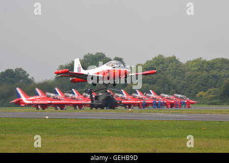 BAC Jet Provost T5A Tiefflug über Dunsfold Aerodrome in Surrey Stockfoto