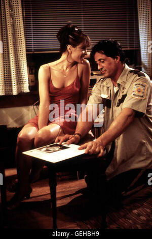 Annabella Sciorra, Sylvester Stallone Seine Besuche Bei Liz Randone (Annabella Sciorra), der Frau Eines NYPD-Polizisten, Sind Fuer Freddy (Sylvester Stallone) Immer Wieder Eine Angenehme Abwechslung. Lokalen Caption *** 1997, Cop Land, Cop Land Stockfoto