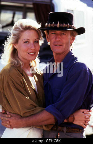 Linda Kozlowski, Paul Hogan Doch Erst als er seine Freundin Sue (Linda Kozlowski) aus den Haenden von Drogendealern Befreien Muss, fühlt Sich Crocodile Dundee (Paul Hogan) Wieder in seit Element. Lokalen Caption *** 1988, Crocodile Dundee (Teil Ii) Stockfoto