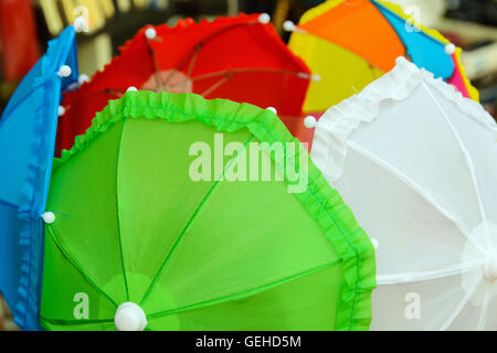 dekorative farbige Schirme in geöffneter Stellung Stockfoto