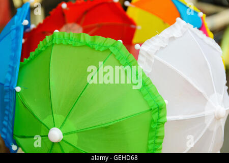 dekorative farbige Schirme in geöffneter Stellung Stockfoto