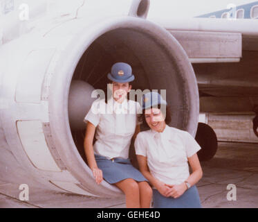 1970er Jahren Bild von zwei Pan American Airways Stewardessen in eine 707 Jet-Engine-Aufnahme Stockfoto