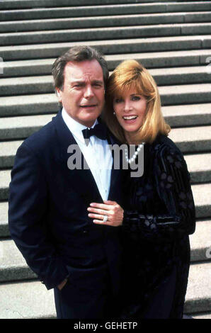 Robert Wagner, Stefanie Powers Als Knochenspenderin Kommt Die Amerikanische Millionärsgattin Jennifer Hart (Stefanie Powers) Mit Dachmarke Ehemann Jonathan (Robert Wagner) Nach München. Lokalen Caption *** 1996, Hart, Hart, Hart Aber Herzlich: Operation Jennifer Stockfoto