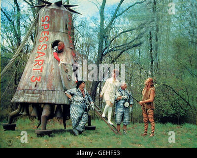 Liselotte Pulver, Hans Richter, Harald Leipnitz Frank Green (Harald Leipnitz) Begruesst Anneliese (Lieelotte Pulver), sterben Mit Ihrer Zeitmaschine in seit Wald Gelandet ist. Lokalen Caption *** 1967, Herrliche Zeiten Im Spessart, Herrliche Zeiten Im Spe Stockfoto