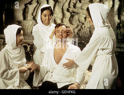 Robert Vaughn Napoleon Solo (Robert Vaughn) Laesst Sich von Geishas Verwoehnen Und Massieren. Lokalen Caption *** 1967, How To Steal der Welt, Wie Stehle Ich Die Welt Stockfoto