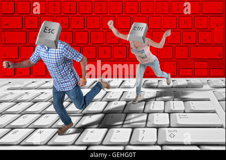 Frau mit einen Steuerschlüssel als Kopf jagt einen Mann mit einem Escape-Taste als einen Kopf mit einer großen Tastatur auf dem Boden Stockfoto
