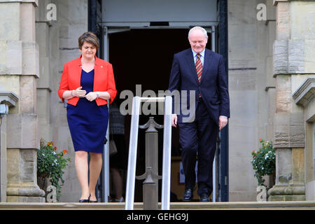 Arlene Foster von der Democratic Unionist Party, als erster Minister und Martin McGuinness von Sinn Féin als stellvertretender erster Minister. Stockfoto