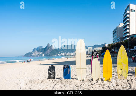 Surfbretter, stehend in heller Sonne am Strand von Ipanema, Rio De Janeiro, Brasilien Stockfoto