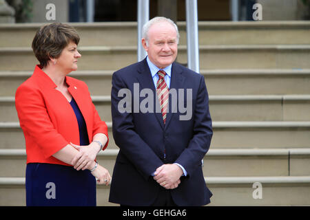 Arlene Foster von der Democratic Unionist Party, als erster Minister und Martin McGuinness von Sinn Féin als stellvertretender erster Minister. Stockfoto