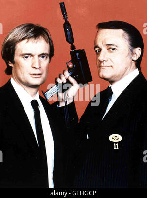 David McCallum, Robert Vaughn Napoleon Solo (Robert Vaughn, R) Und Illya Kuryakin (David McCallum) Jagen Spione, sterben Einem Professor Eine Formel Abnehmen Wollen, Mit der Man Meerwasser in Gold Verwandeln Kann. Lokalen Caption *** 1968, Karate Killers, T Stockfoto