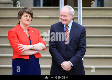 Arlene Foster von der Democratic Unionist Party, als erster Minister und Martin McGuinness von Sinn Féin als stellvertretender erster Minister. Stockfoto