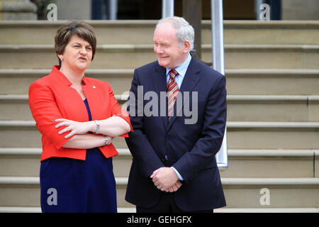 Arlene Foster von der Democratic Unionist Party, als erster Minister und Martin McGuinness von Sinn Féin als stellvertretender erster Minister. Stockfoto