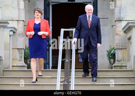 Arlene Foster von der Democratic Unionist Party, als erster Minister und Martin McGuinness von Sinn Féin als stellvertretender erster Minister. Stockfoto