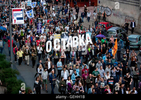 Belgrad, Serbien - 25. Mai 2016, Protest gegen Belgrad Waterfront und die jüngsten im Savamala passiert. Menschen halten Brief Stockfoto