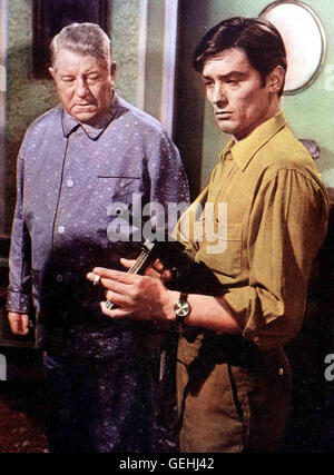 Großen Sie Jean Gabin, Alain Delon Der Gangster Charles (Jean Gabin, l) Pflanze Zusammen Mit Francis (Alain Delon), Einem Mai Zellengenossen, Einen Letzten Coup. Sie hielten Das Casino in Cannes Ausrauben. Lokalen Caption *** 1963, Melodie En Sous-Sol, Stockfoto