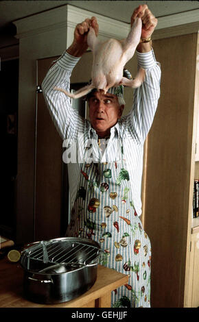 Leslie Nielsen Als Hausmann Versucht Quincy Magoo (Leslie Nielsen) Ein Gerupftes Huhn in Den Ofen Zu einrenken. Lokalen Caption *** 1997, Mr. Magoo, Mr. Magoo Stockfoto