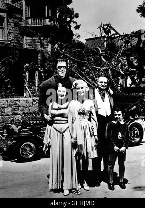 Herman Munster (Fred Gwynne), Lily Munster (Yvonne de Carlo), Marilyn Munster (Beverly Owen), Opa Munster (Al Lewis), Eddie Munster (Butch Patrick) *** lokalen Caption *** 1964, Munsters, die, The Munsters Stockfoto