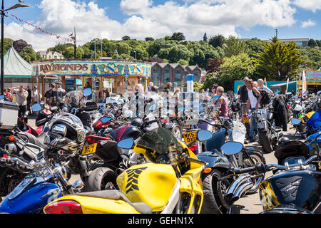 TRURO, CORNWALL, UK - 17. Juli 2016: Hunderte von Fahrrädern an Zitrone Kai für die Truro custom Motorrad und Trike Motorrad zeigen. Stockfoto