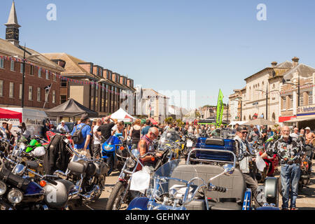 TRURO, CORNWALL, UK - 17. Juli 2016: Viele Menschen an Zitrone Kai für die Truro custom Bike und Trike Motorrad zeigen. Redaktion Stockfoto