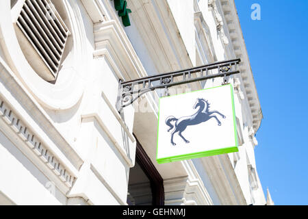 TRURO, CORNWALL, UK - 17. Juli 2016: Lloyds Bank Sign. Architektonisches Detail der Ortsgruppe der Lloyds Bank zeigt neues branding. Stockfoto