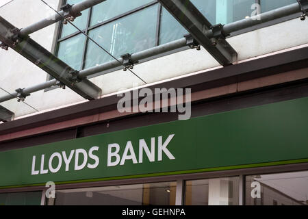 Lloyds Bank Namensschild. Außen eine lokale Niederlassung der Lloyds Bank Store front Archictectural Detail mit neuen branding. Stockfoto