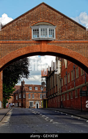 Brücke über Verbindungsstraße Marlborough College Stockfoto