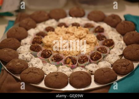 Cookies in einem silbernen Teller. Runde silber Teller mit hausgemachten Cookies. Einrichten von Cookies in den Linien für die traditionelle Pessach festliches Essen. Stockfoto