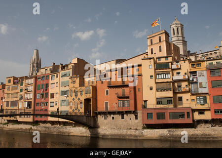 Fällen De I'Onyar am Ufer des Rio Onyar, Gerona, Spanien Stockfoto