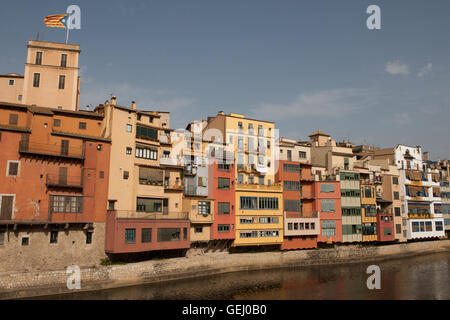 Fällen De I'Onyar am Ufer des Rio Onyar, Gerona, Spanien Stockfoto