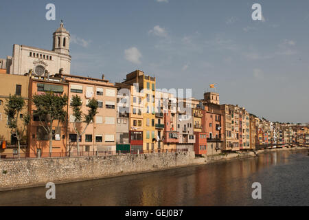 Fällen De I'Onyar am Ufer des Rio Onyar, Gerona, Spanien Stockfoto