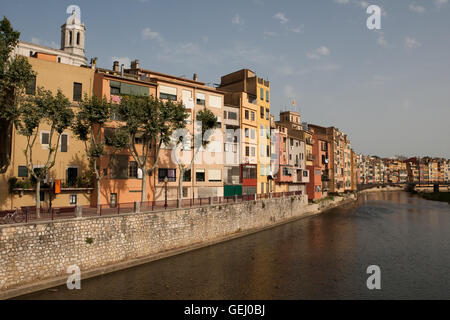 Fällen De I'Onyar am Ufer des Rio Onyar, Gerona, Spanien Stockfoto