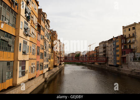 Fällen De I'Onyar am Ufer des Rio Onyar, Gerona, Spanien Stockfoto