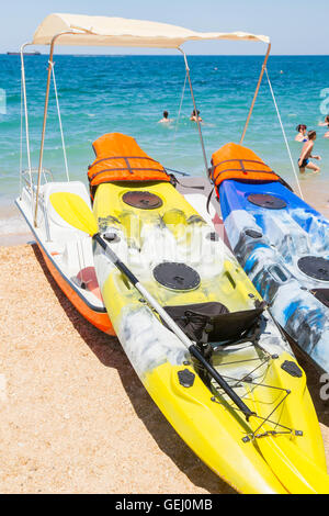 Wasser, Kajaks und Tretboote am Meer und am Strand Stockfoto