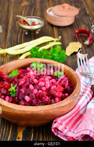 Vinaigrette mit Bohnen auf dunkle Boards Stockfoto