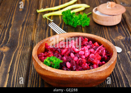 Vinaigrette mit Bohnen auf dunkle Boards Stockfoto