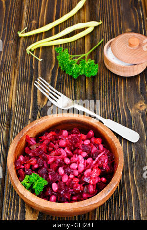 Vinaigrette mit Bohnen auf dunkle Boards Stockfoto